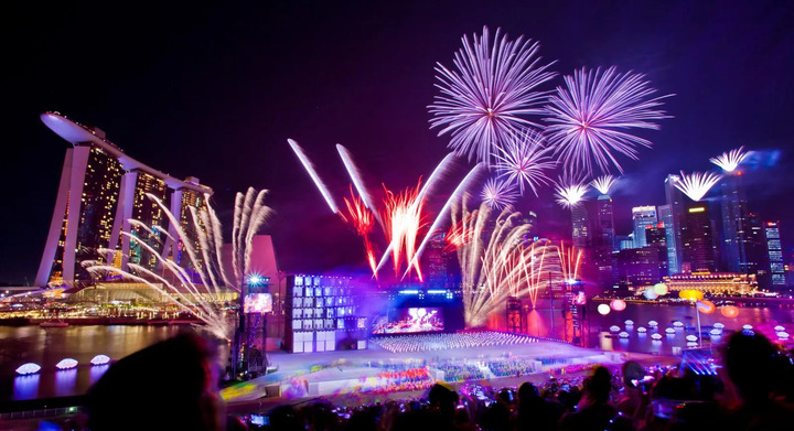 Lễ hội kết thúc với một màn pháo hoa hoành tráng tại Marina Bay