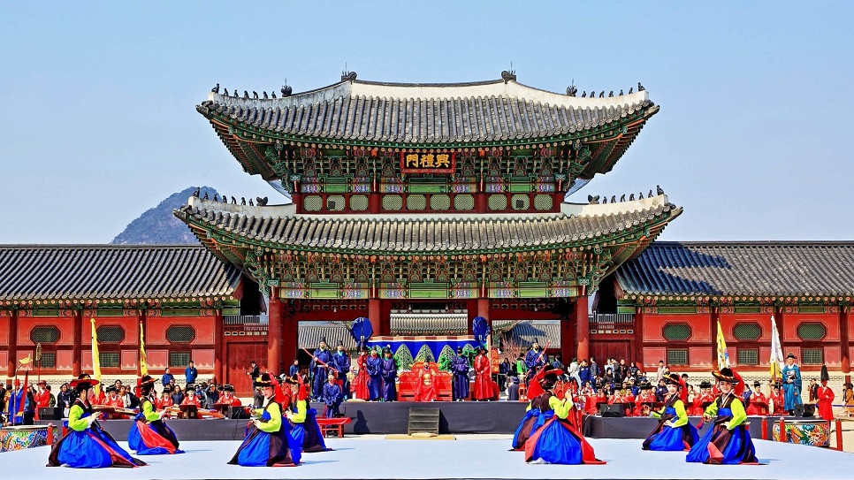 Lễ đổi g&aacute;c ho&agrave;ng cung