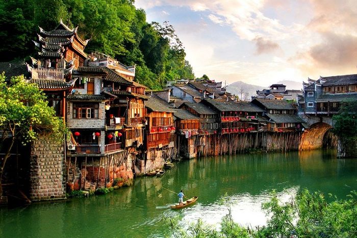 Phượng Hoàng Cổ Trấn mùa Hè