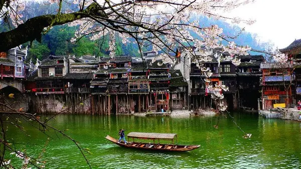 Phượng Hoàng Cổ Trấn vào mùa xuân