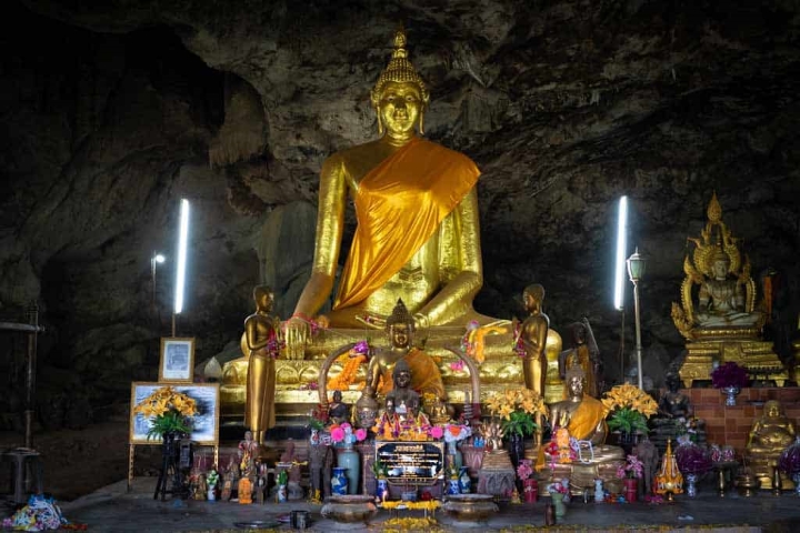 Tượng Phật lớn b&ecirc;n trong Tham Krasae.