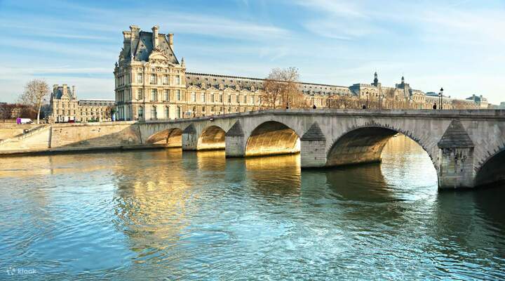 Cung điện Lourve bên bờ sông Seine