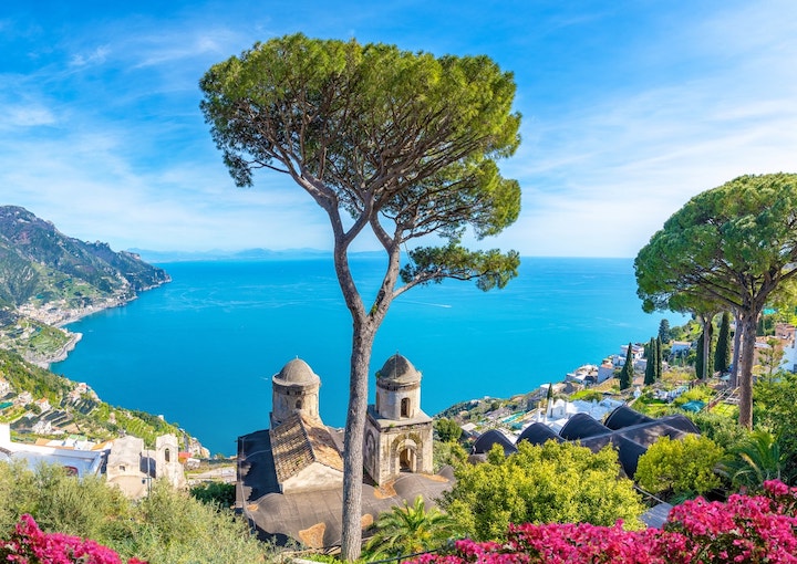Cảnh biển xanh đầy ấn tượng nhìn từ Ravello