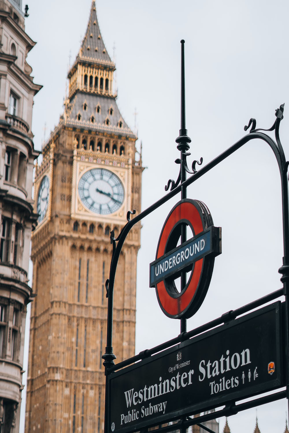 Trạm tàu Westminster gần Tháp đồng hồ