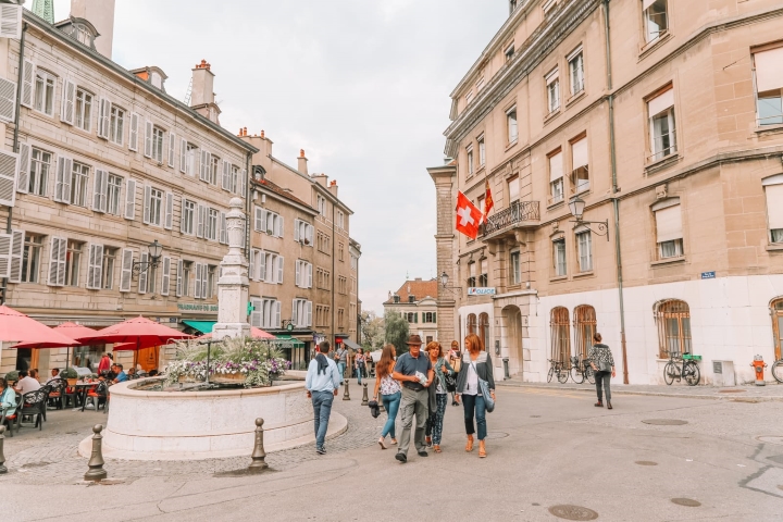 Quảng trường Place Bourg-de-Four mang đậm màu sắc châu Âu yên bình