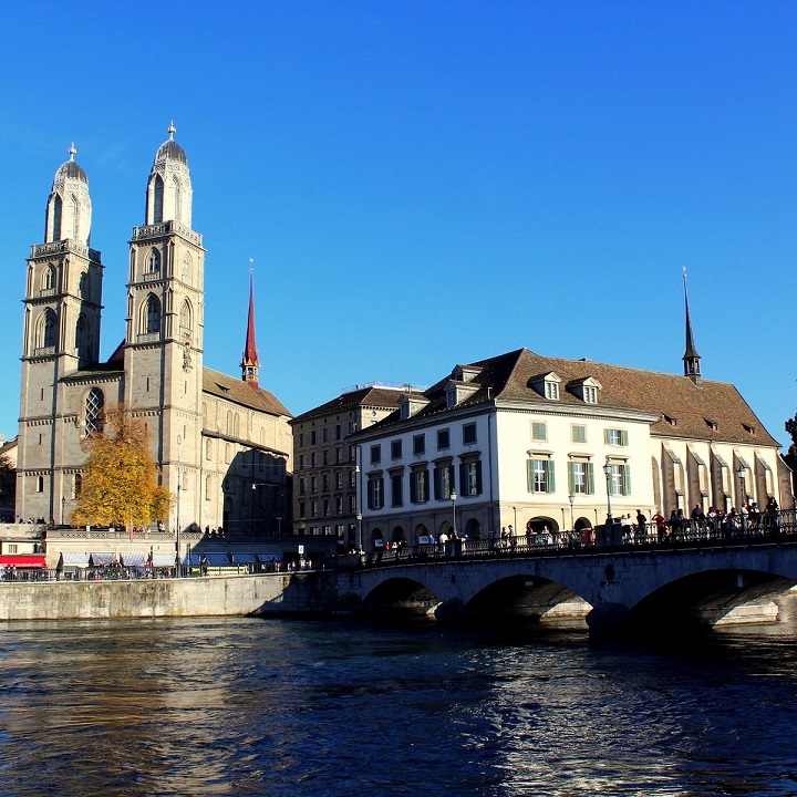 Nhà thờ Grossmünster (hoặc "nhà thờ lớn" trong tiếng Đức) có nguồn gốc từ thế kỷ 11