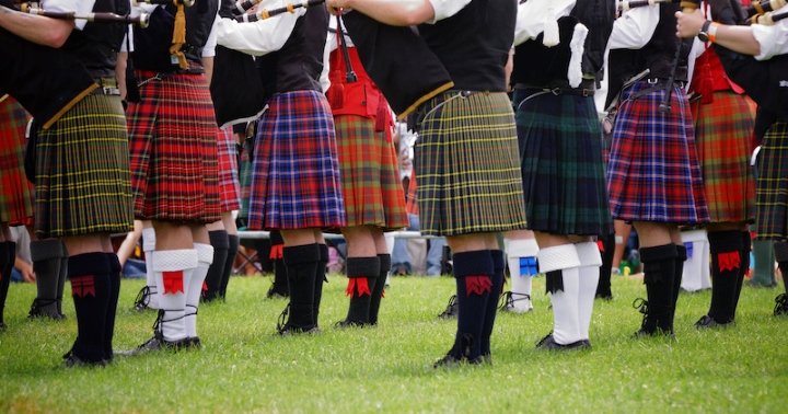 Những chiếc v&aacute;y với vải Tartan m&agrave;u sắc kh&aacute;c nhau