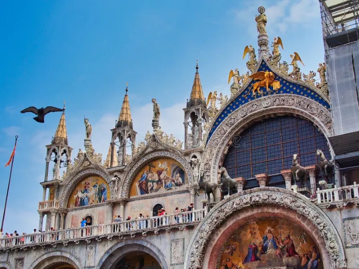  C&aacute;c thiết kế theo phong c&aacute;ch Venice v&agrave; Byzantine được chạm khắc độc đ&aacute;o tr&ecirc;n mặt ngo&agrave;i của nh&agrave; thờ.