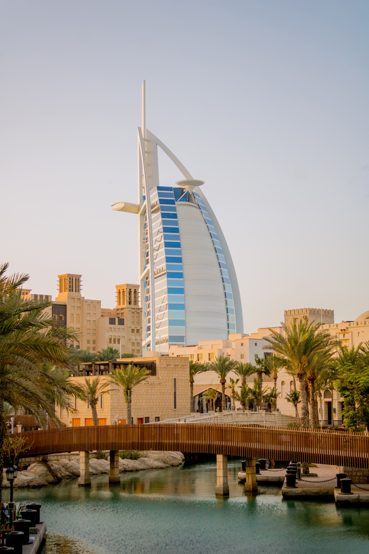 Burj Al Arab có kiến trúc hình cánh buồm độc đáo