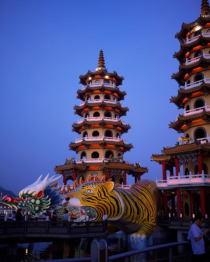 Ban đêm tại đầm Liên Trì