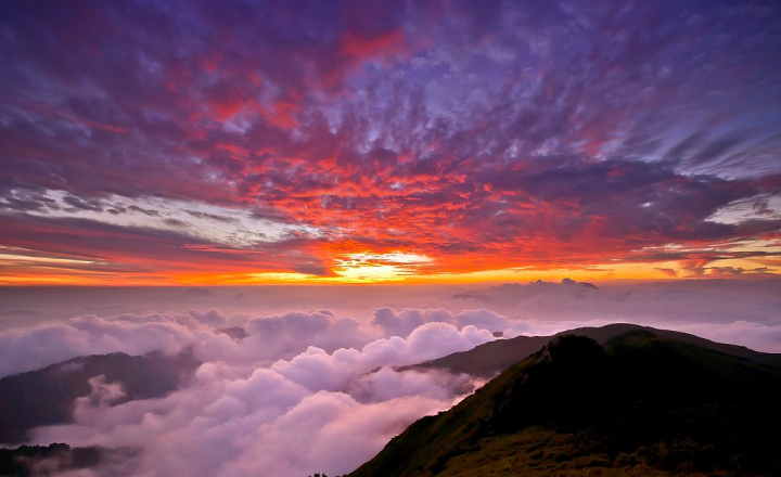 Bức tranh hoàng hôn lãng mạn trên đỉnh Hehuanshan