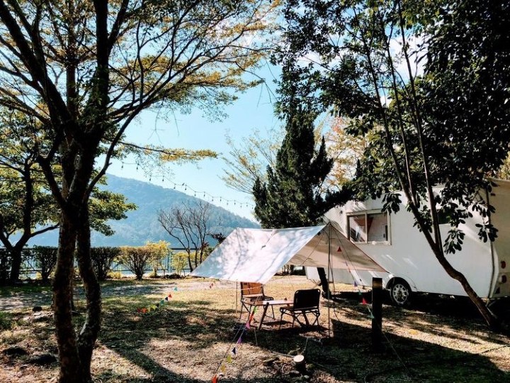 Cắm trại tại dịch vụ cho thu&ecirc; cabin trong khu vực