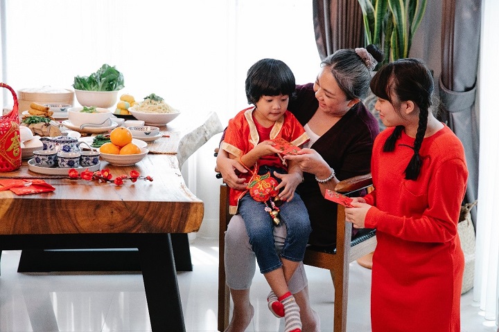 Các thành viên trong gia đình cùng trao cho nhau những lời chúc