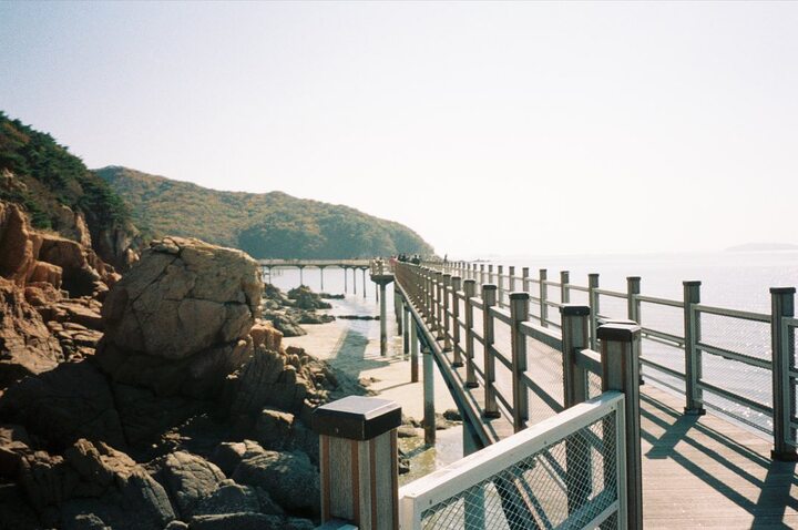 Bãi biển Hanagae là bãi biển chính trên đảo