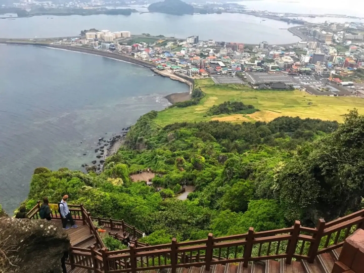 Khung cảnh thiên nhiên xung quanh núi hùng vĩ