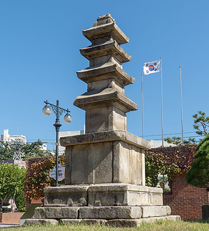Tượng ngôi chùa đá 5 tầng