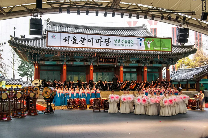 Nếu bạn đến vào các ngày lễ lớn như Chuseok bạn sẽ được trình diễn các tiết mục đặc biệt