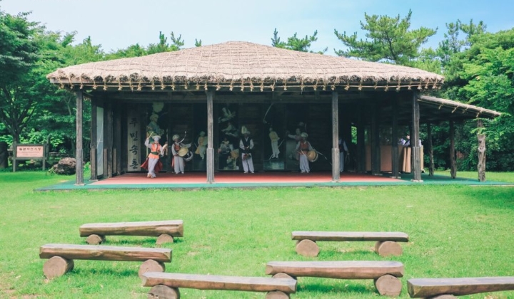 Tham gia vào lễ hội cùng người dân