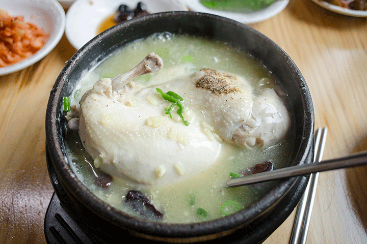 Canh g&agrave; nh&acirc;n s&acirc;m Samgyetang bổ dưỡng