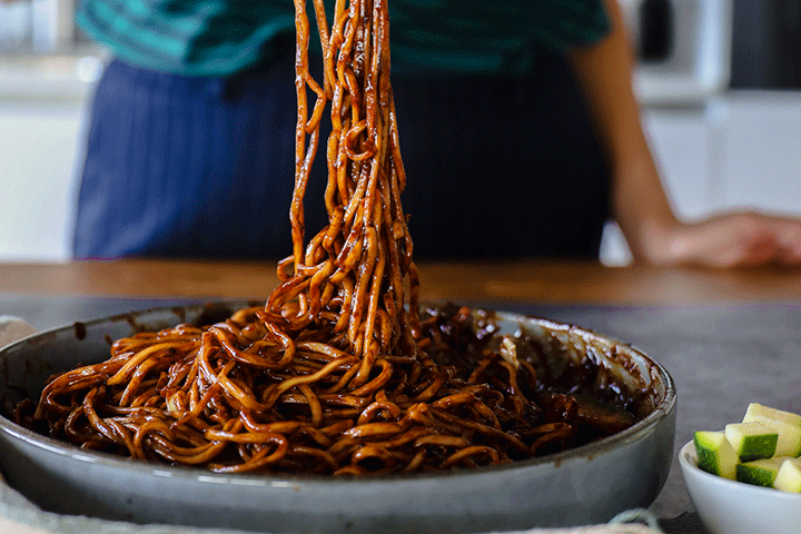 M&oacute;n m&igrave; tương đen Jajangmyeon trứ danh