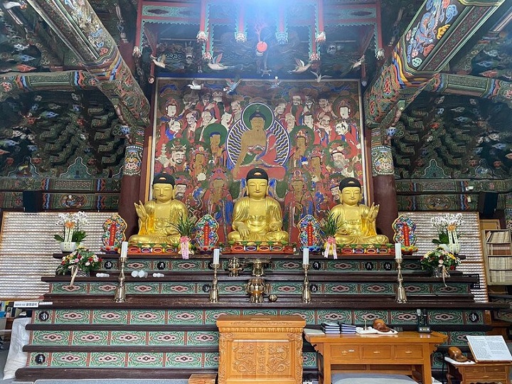 Tượng phật b&ecirc;n trong ch&ugrave;a
