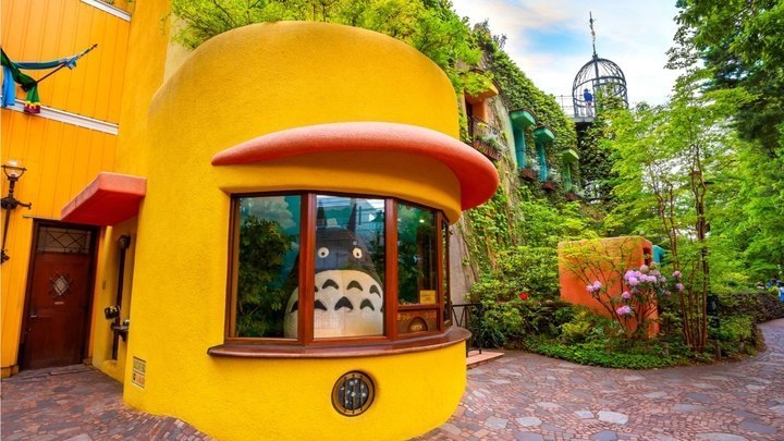Quầy b&aacute;n v&eacute; với biểu tượng Totoro ngộ nghĩnh