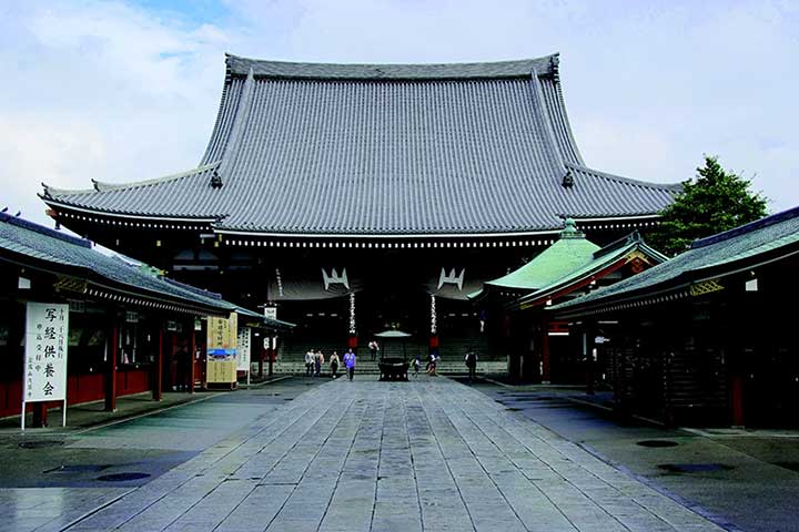 H&agrave;nh lang ch&iacute;nh của ch&ugrave;a Sensoji