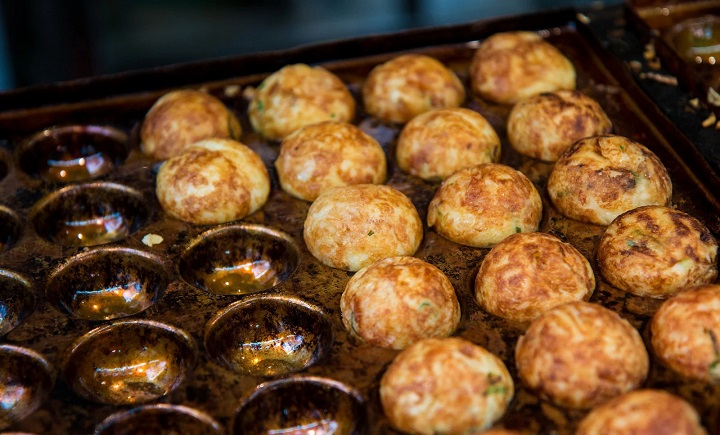 Món bánh Takoyaki tại quầy Takoyaki Wanaka
