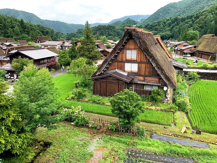 Có nhiều cách thuận tiện để đi đến ngôi làng này