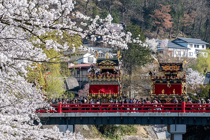 Khung cảnh nhộn nhịp của lễ hội Takayama