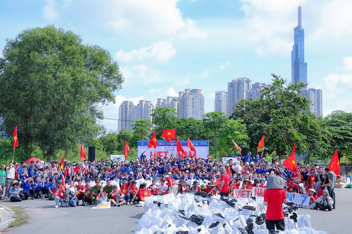 Tổng cộng hơn 8,2 tấn r&aacute;c đ&atilde; được l&agrave;m sạch khỏi khu vực c&ocirc;ng cộng