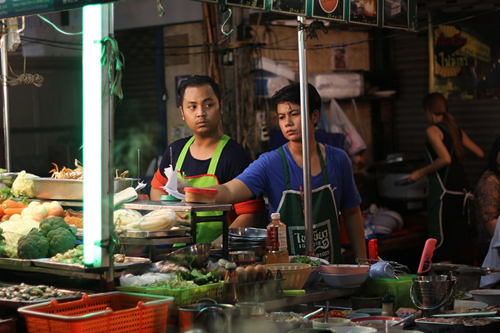 Quầy street food tại chợ đ&ecirc;m Yaowarat