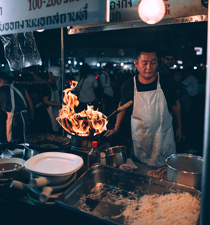 Quầy hủ tiếu x&agrave;o tại chợ đ&ecirc;m Yaowarat
