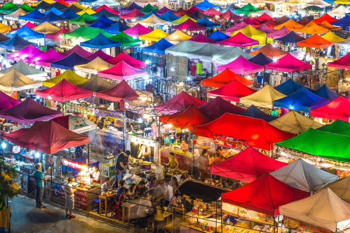 Những gian h&agrave;ng đầy m&agrave;u sắc của chợ Thepprasit