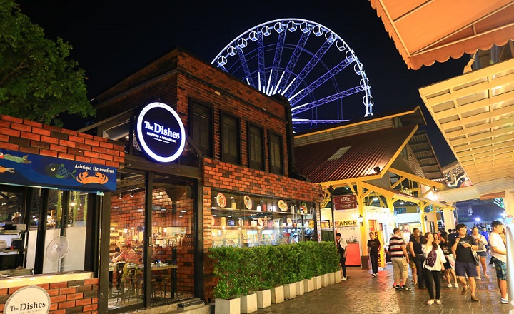 Ngoài mua sắm và ẩm thực, Asiatique The Riverfront còn nổi tiếng với các buổi biểu diễn giải trí độc đáo