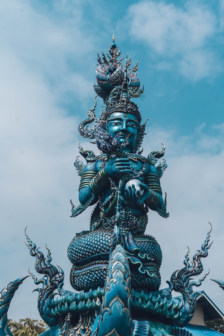 Bức tượng thần trong khuôn viên chùa