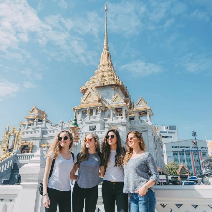 Thận trọng khi ăn mặc ở chùa Thái Lan