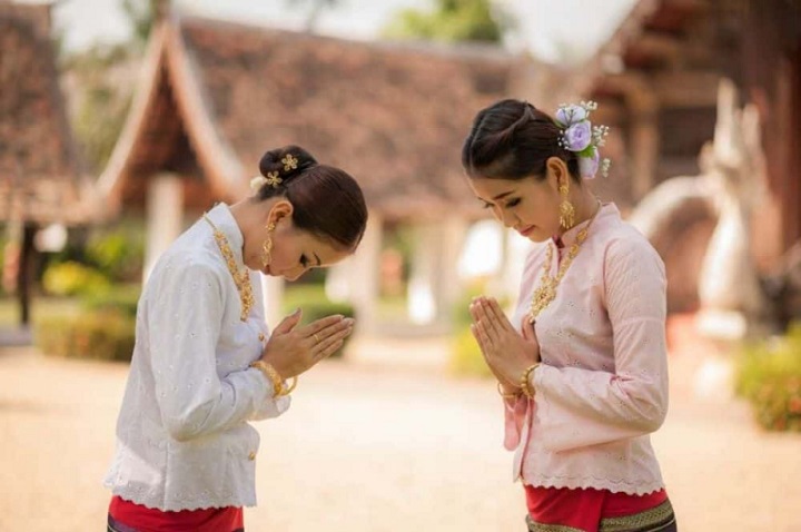 Tránh hành động thân mật ở nơi công cộng