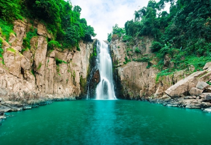 Thư gi&atilde;n tại th&aacute;c nước Haew Narok trong xanh