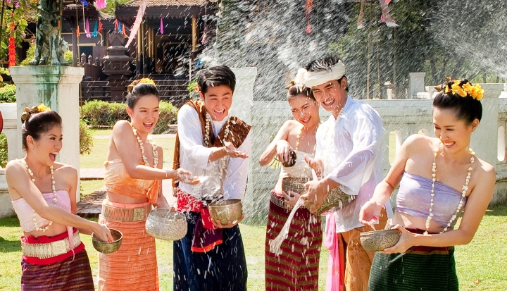 Lễ hội t&eacute; nước l&agrave; dịp để kết nối giữa du kh&aacute;ch v&agrave; người d&acirc;n Th&aacute;i