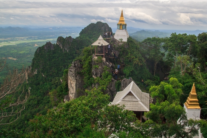 Ngắm nhìn toàn cảnh thành phố Lampang từ đỉnh núi Pu Yak