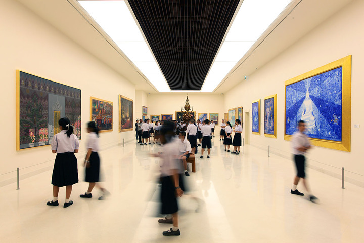 Du kh&aacute;ch th&iacute;ch th&uacute; trước kh&ocirc;ng gian bảo t&agrave;ng