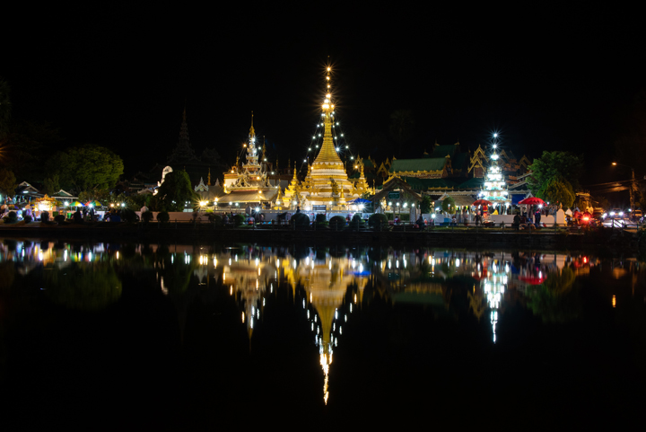 Hai ng&ocirc;i ch&ugrave;a biểu tượng của Mae Hong Son v&agrave;o ban đ&ecirc;m