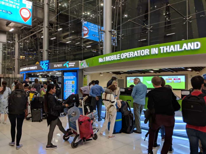 Có thể mua SIM truyền thống trực tiếp tại sân bay