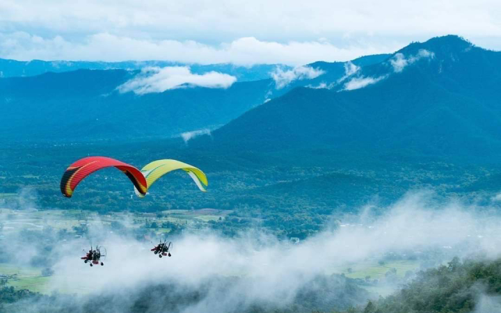 Bay dù lượn trên bầu trời Chiang Mai