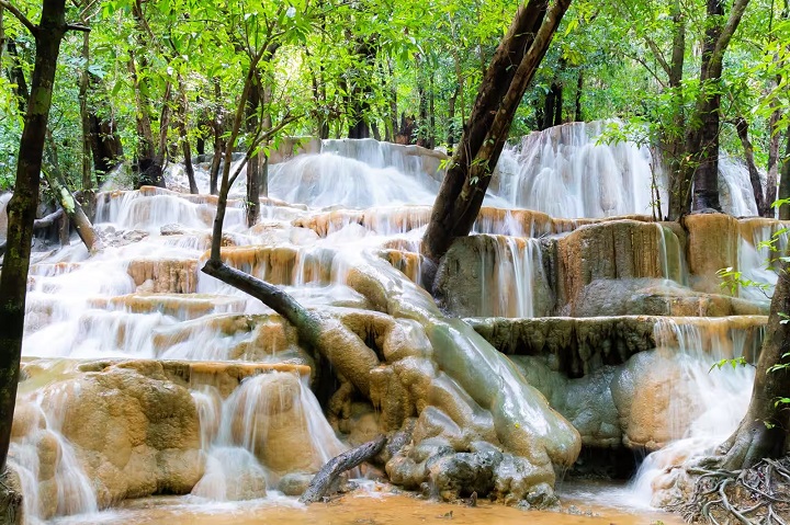 Th&aacute;c nước Wang Sai Thong: D&ograve;ng th&aacute;c trong rừng nhiệt đới d&agrave;y đặc