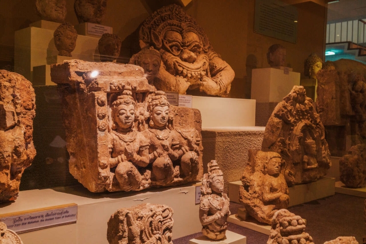 Hiện vật bên trong bảo tàng Ramkhamhaeng ở Sukhothai, Thái Lan.
