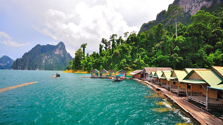 Ngoài văn hóa độc đáo và con người thân thiện, Surat Thani còn hấp dẫn với cảnh đẹp biển xanh tuyệt vời