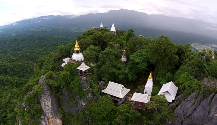 Nằm ở tr&ecirc;n đỉnh ngọn n&uacute;i v&agrave; c&aacute;c phần của ng&ocirc;i ch&ugrave;a nằm kh&aacute; xa nhau