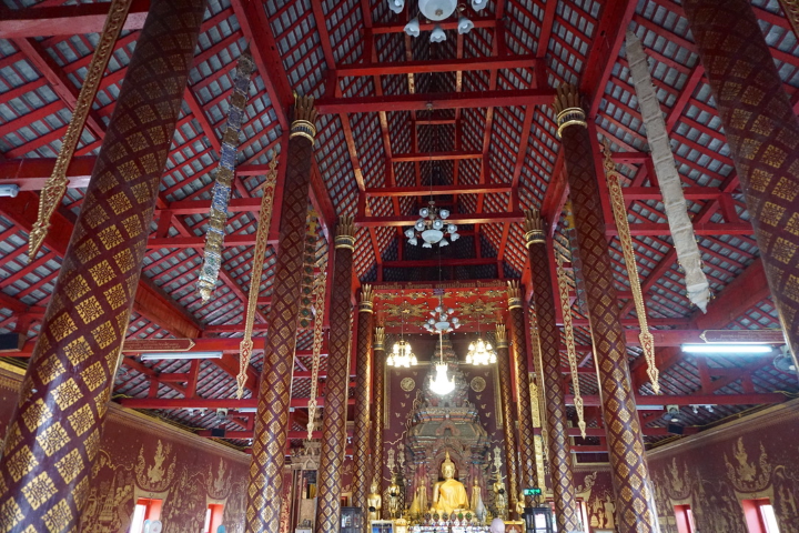 Khu vực bên trong Viharn lớn